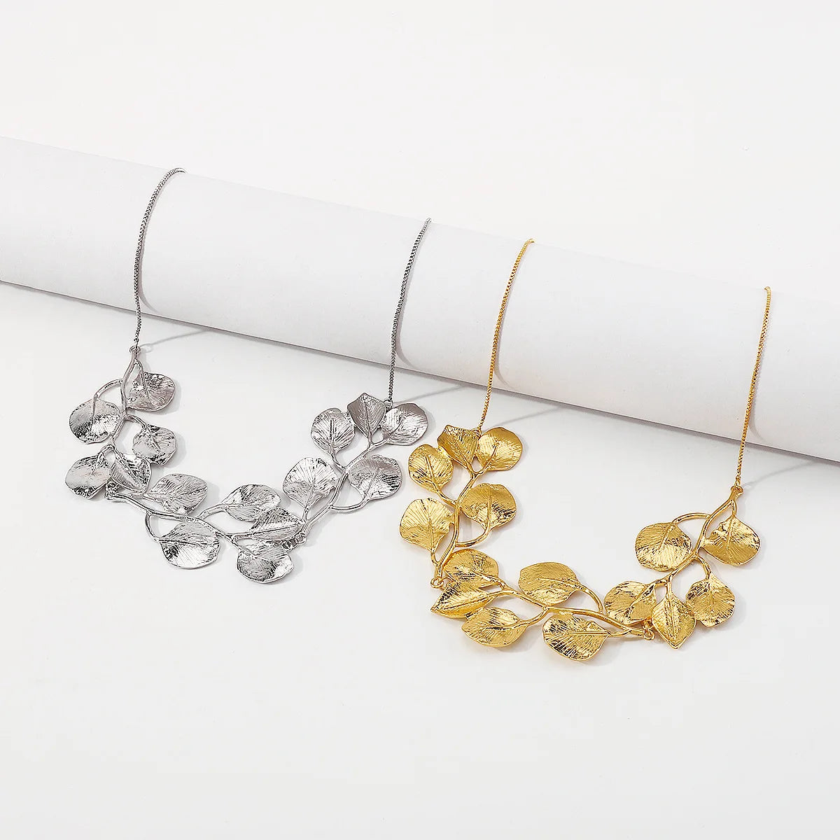 Exquisite Exaggerated Leaves Necklaces Classic Gorgeous Jewellery for Women Vintage Charm Neck Chain Delicate Trendy Necklace