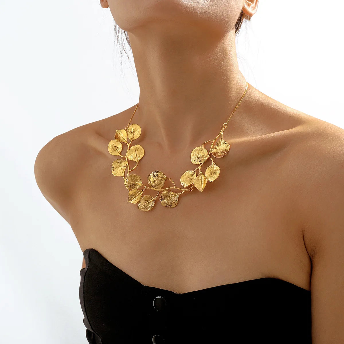 Exquisite Exaggerated Leaves Necklaces Classic Gorgeous Jewellery for Women Vintage Charm Neck Chain Delicate Trendy Necklace