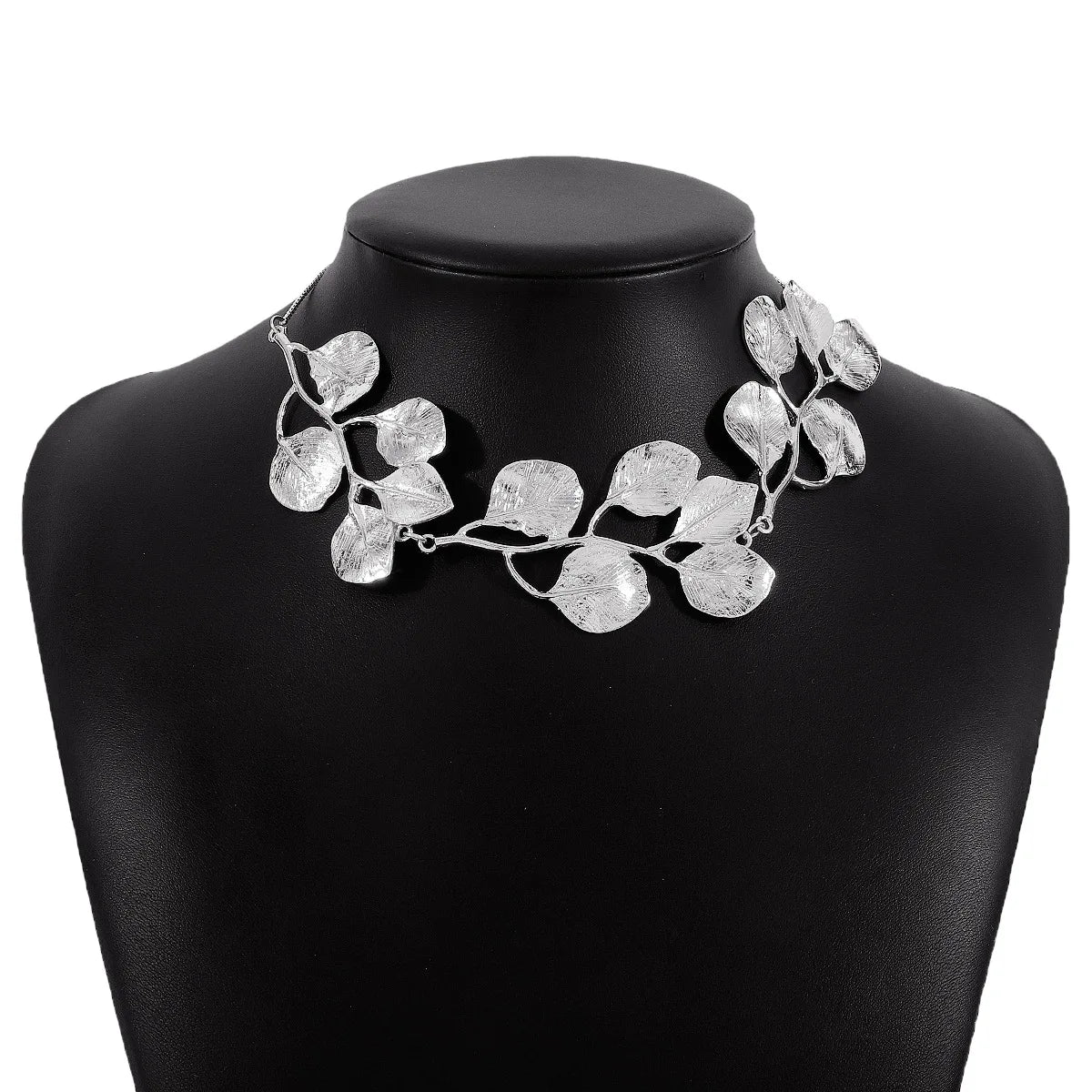 Exquisite Exaggerated Leaves Necklaces Classic Gorgeous Jewellery for Women Vintage Charm Neck Chain Delicate Trendy Necklace