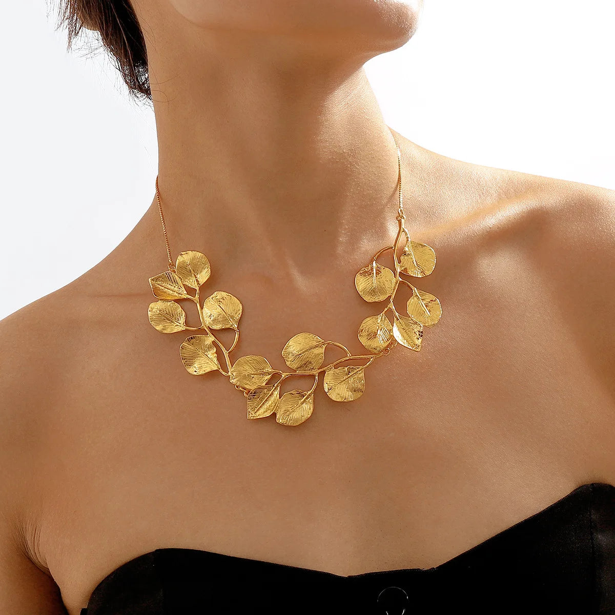 Exquisite Exaggerated Leaves Necklaces Classic Gorgeous Jewellery for Women Vintage Charm Neck Chain Delicate Trendy Necklace